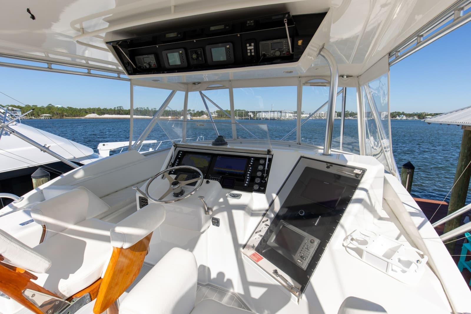 1998 Hatteras 60 Convertible - Photo 30