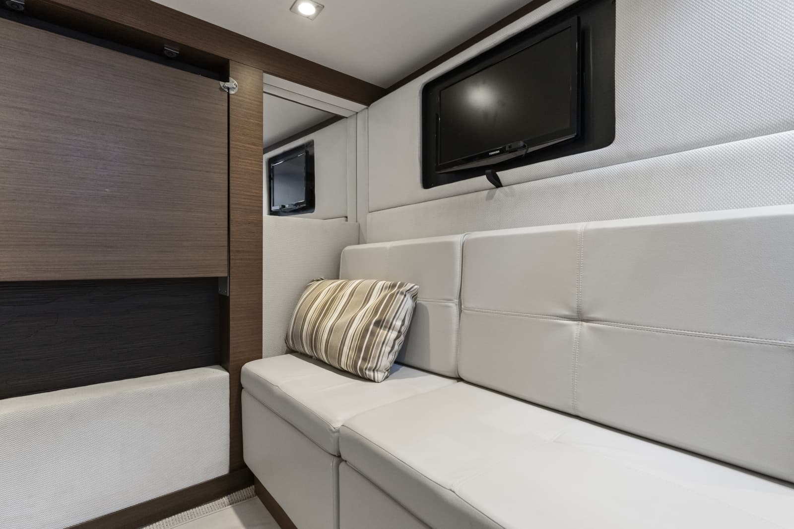 2013 Sea Ray 410 Sundancer - Photo 35