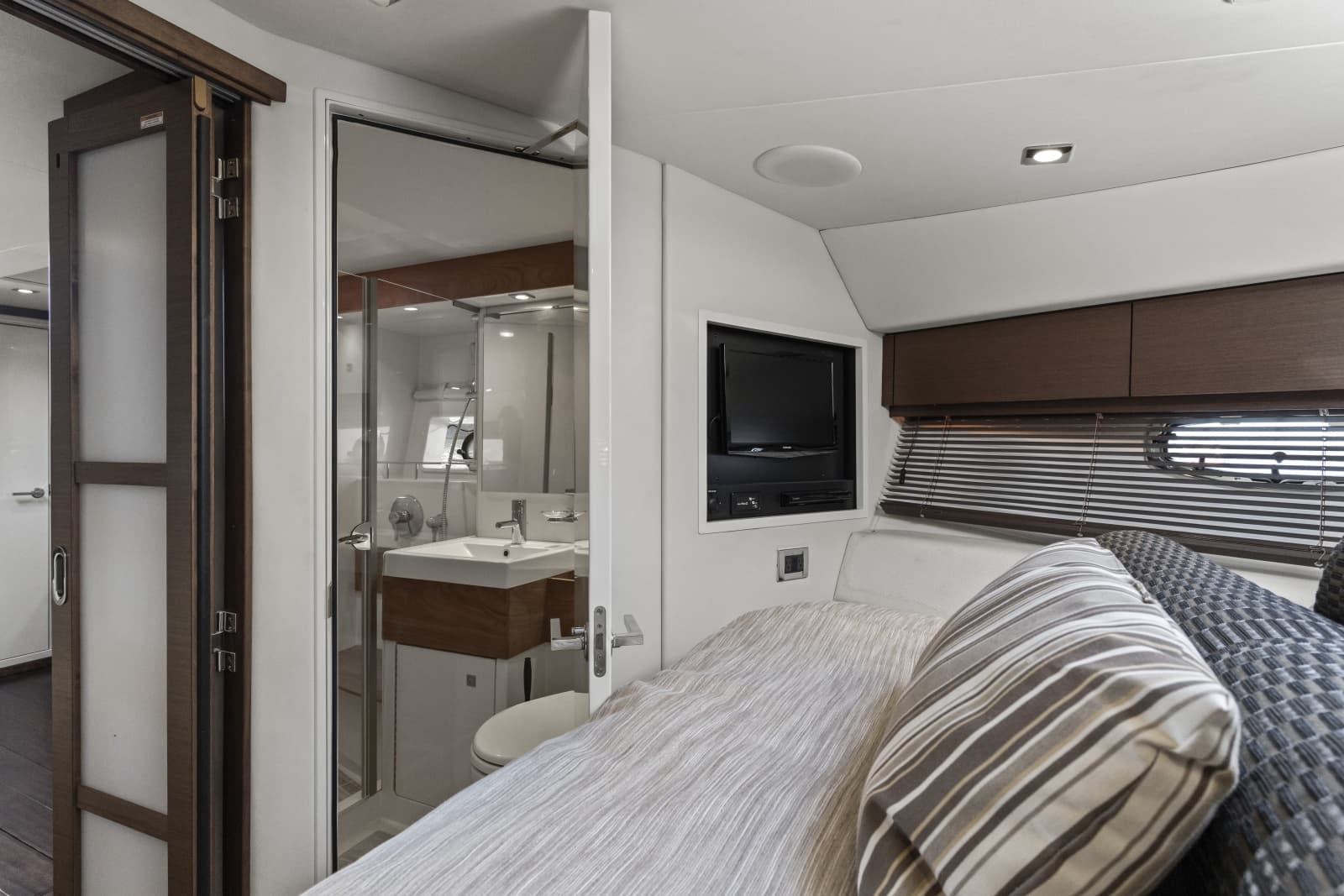 2013 Sea Ray 410 Sundancer - Photo 19