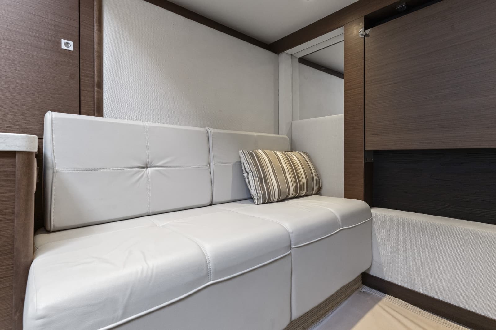 2013 Sea Ray 410 Sundancer - Photo 34