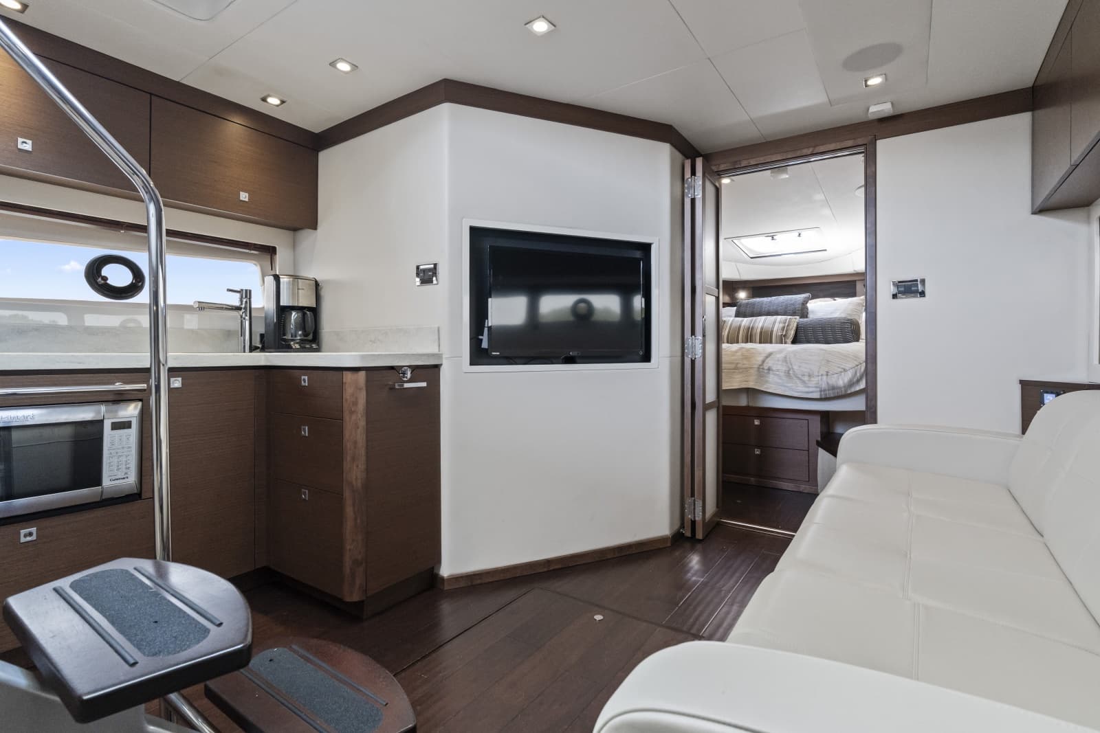 2013 Sea Ray 410 Sundancer - Photo 29