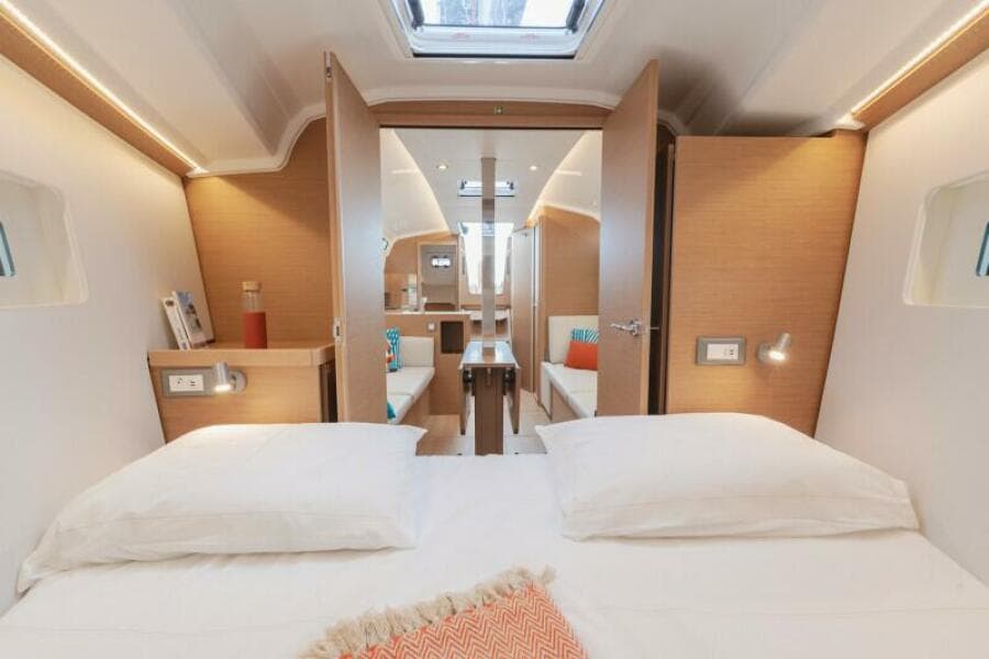 2027 Jeanneau Sun Odyssey 350 - Photo 15