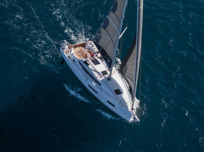 2027 Jeanneau Sun Odyssey 350 - Photo 3