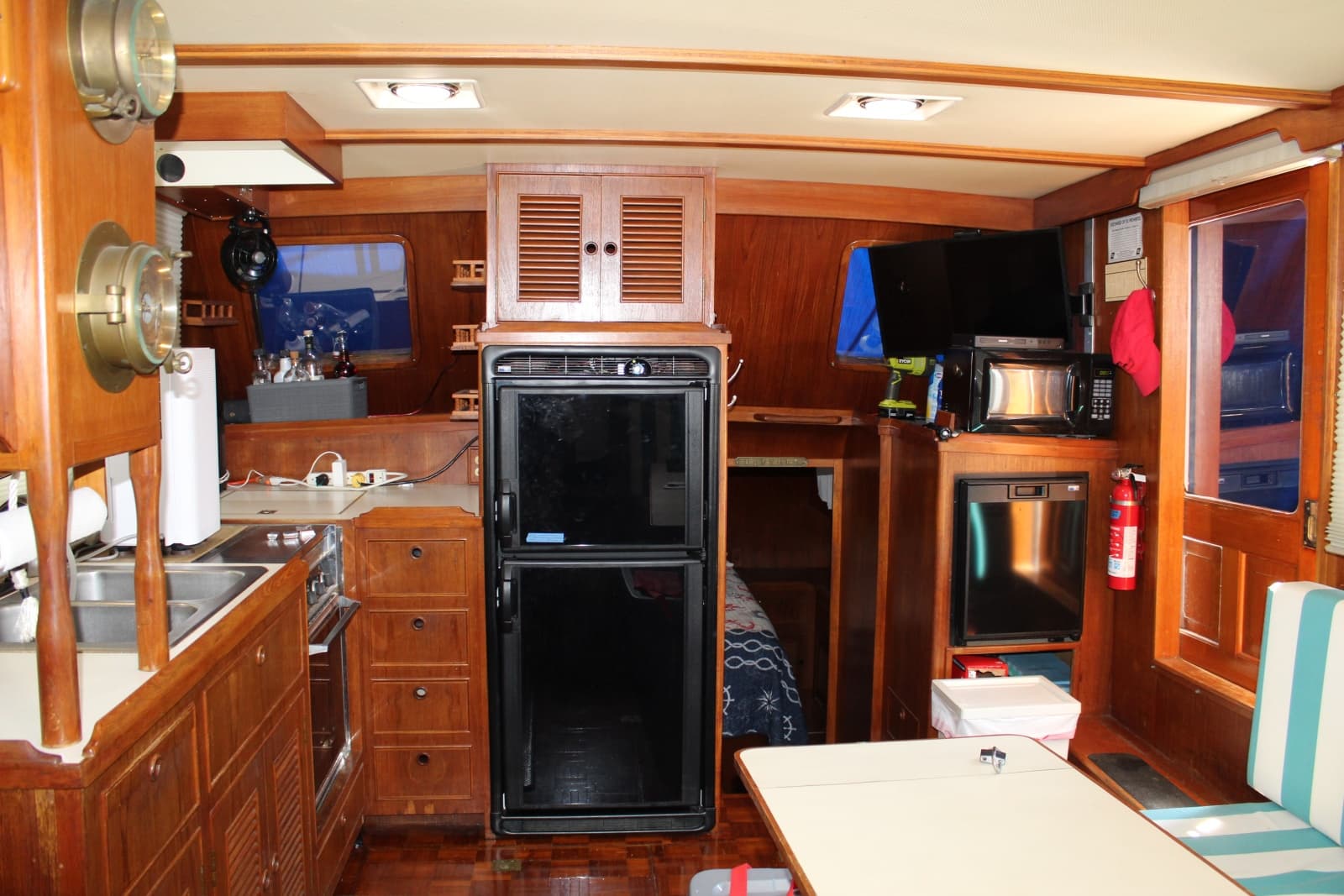 1983 Ocean Alexander 40 Double Cabin - Photo 11