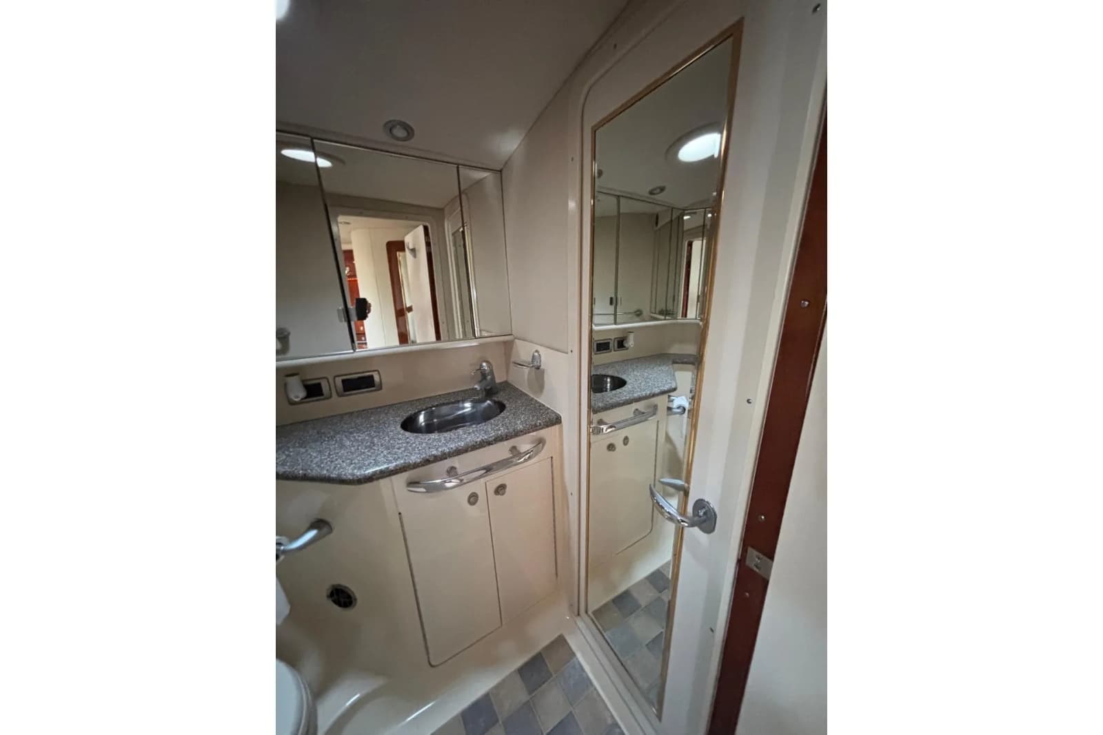 2003 Sea Ray 550 Sundancer - Photo 32