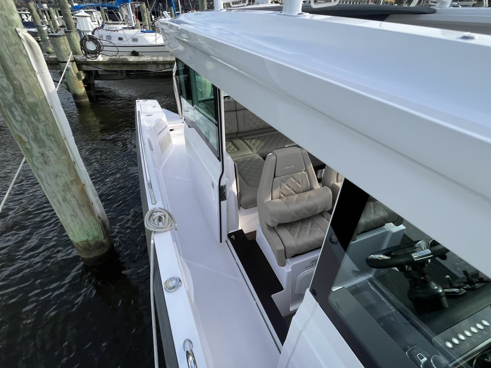 2023 Axopar 37 XC Cross Cabin - Photo 32