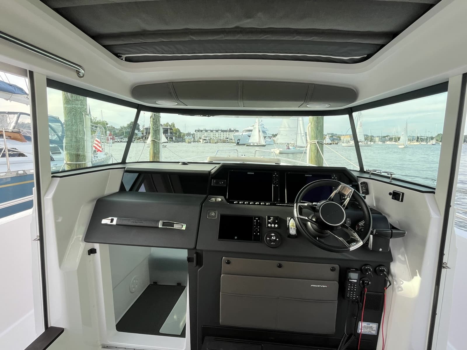 2023 Axopar 37 XC Cross Cabin - Photo 16