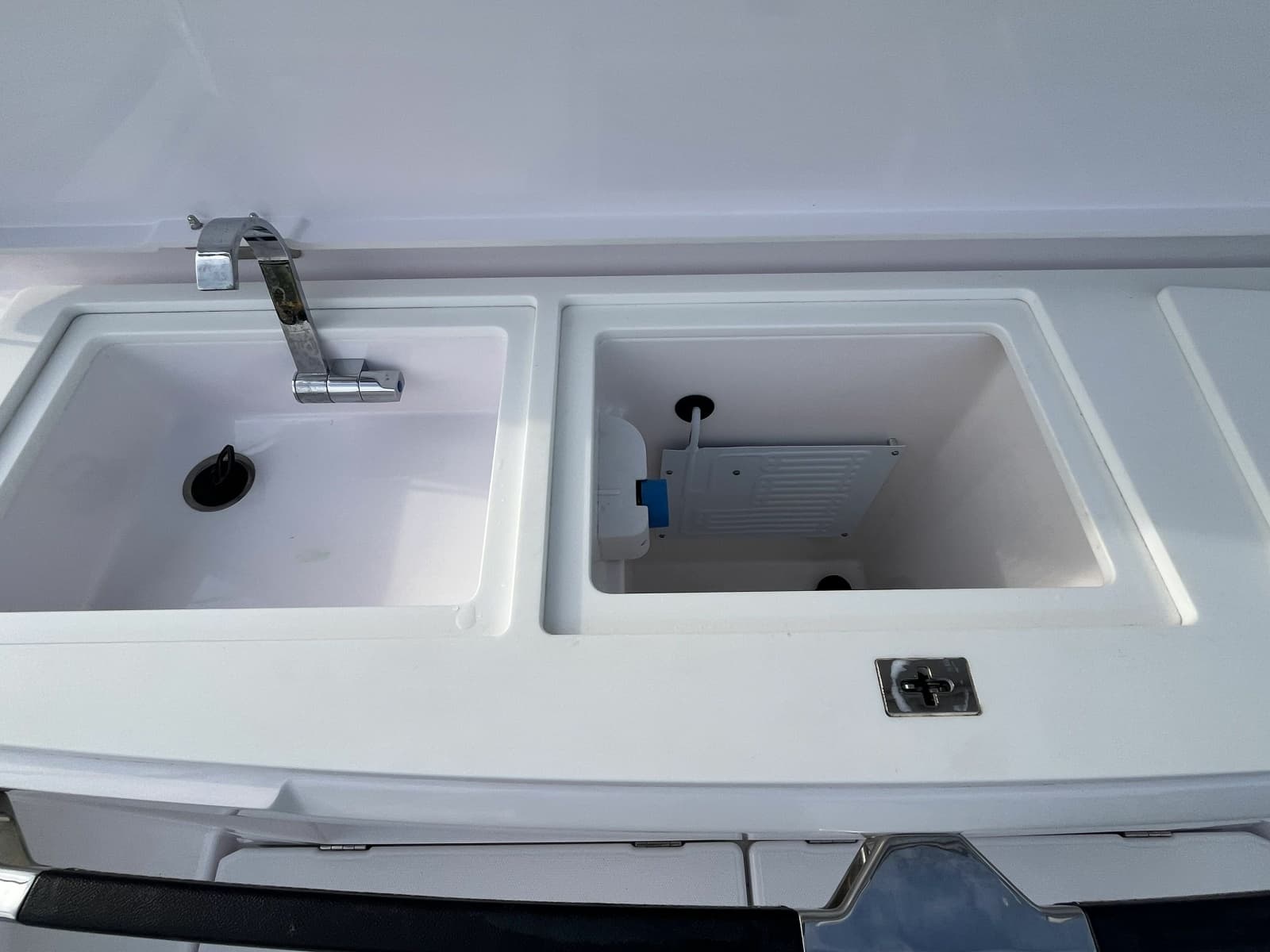 2023 Axopar 37 XC Cross Cabin - Photo 35