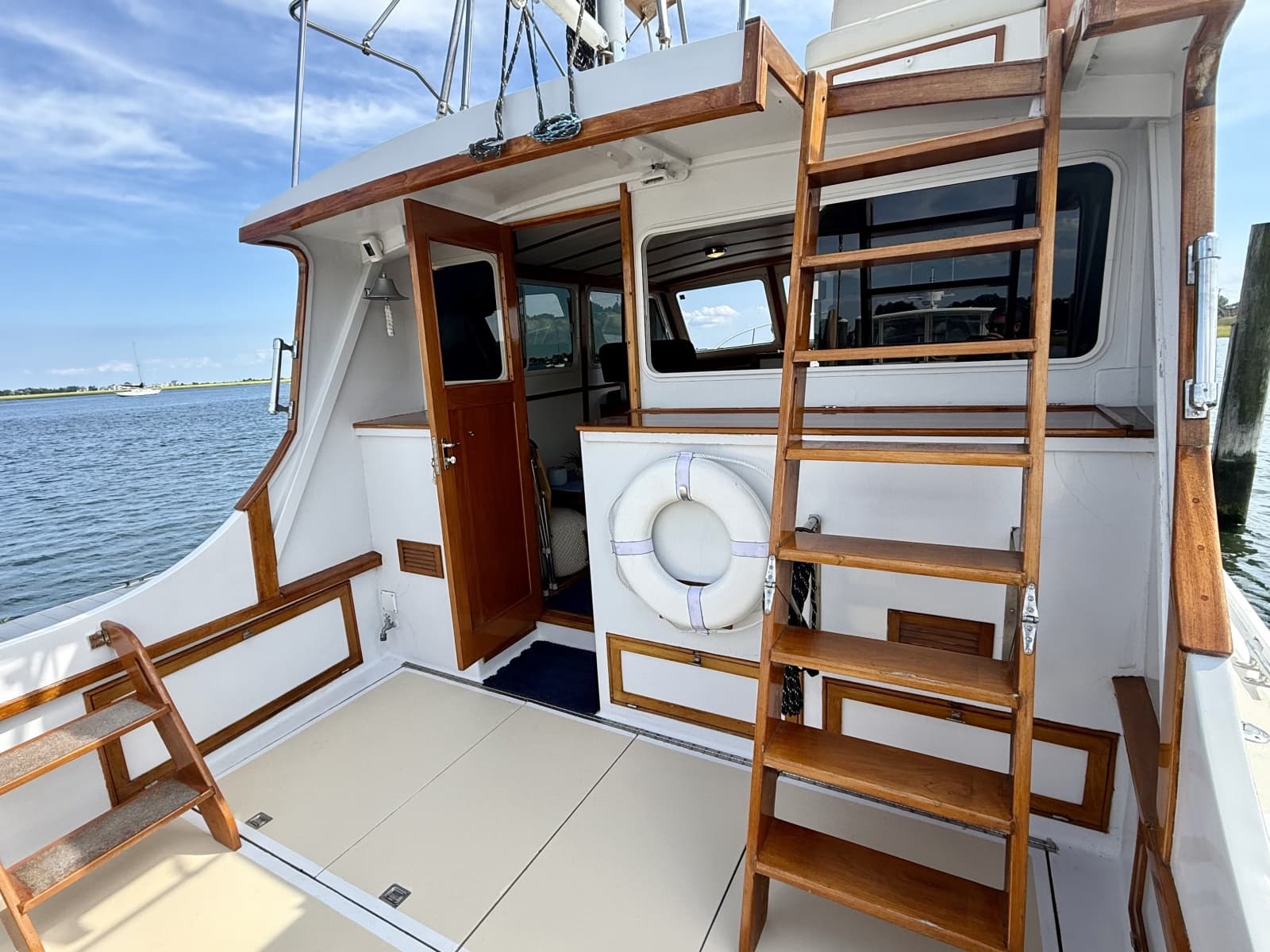 1987 Wilbur Flybridge Cruiser - Photo 14