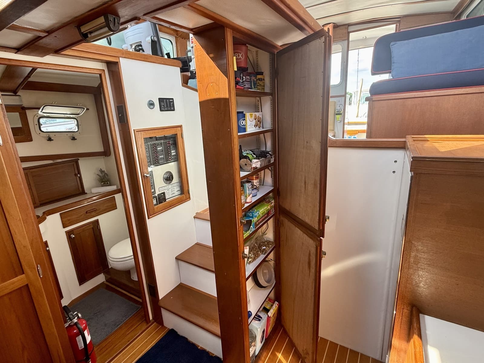 1987 Wilbur Flybridge Cruiser - Photo 53
