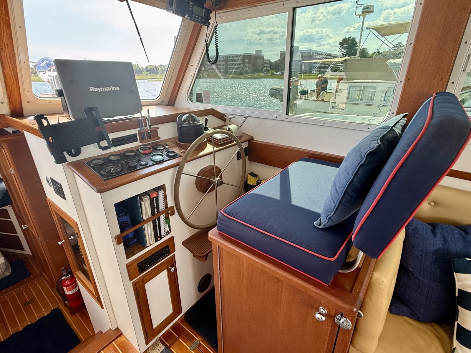 1987 Wilbur Flybridge Cruiser - Photo 43