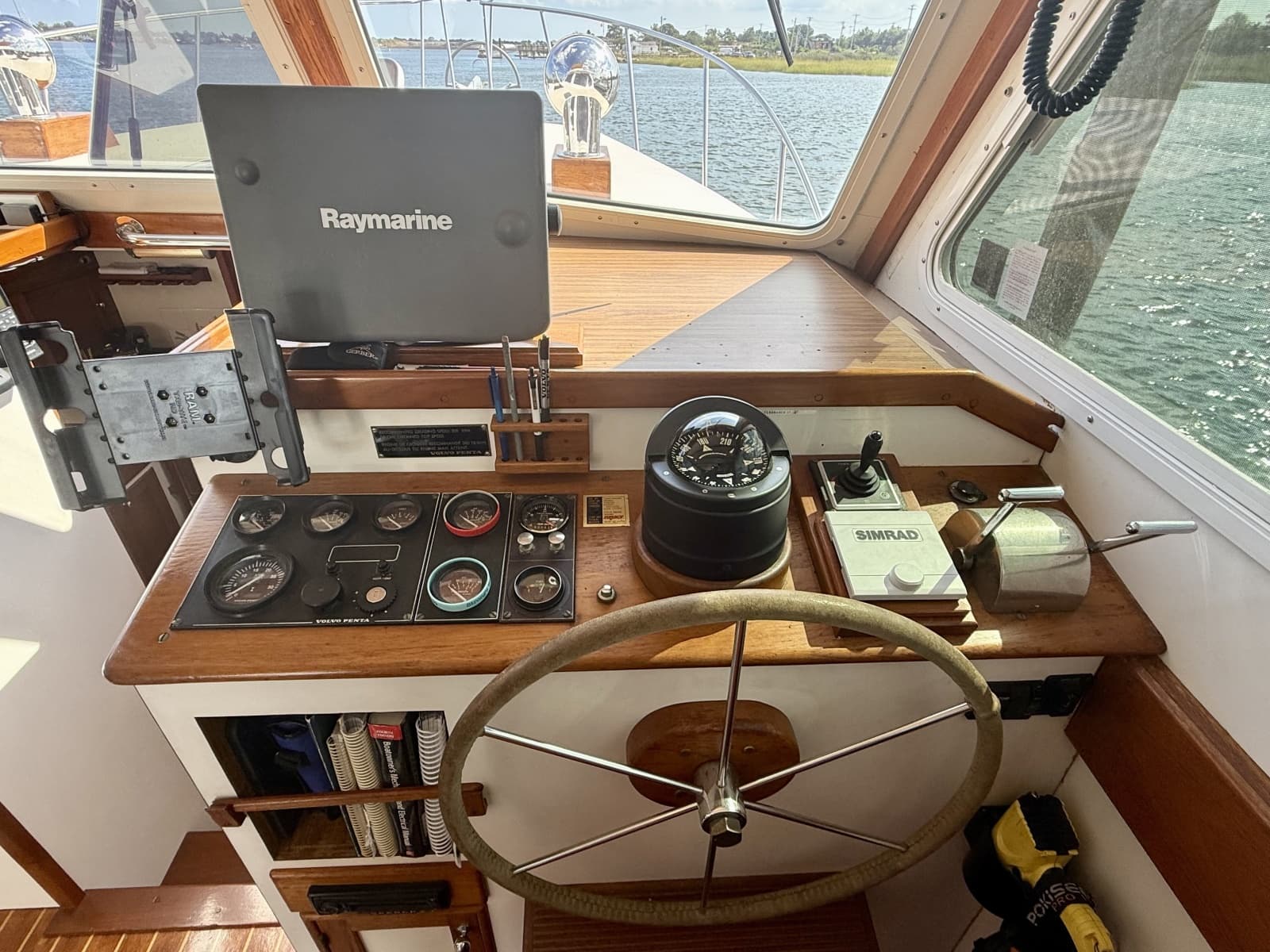 1987 Wilbur Flybridge Cruiser - Photo 45