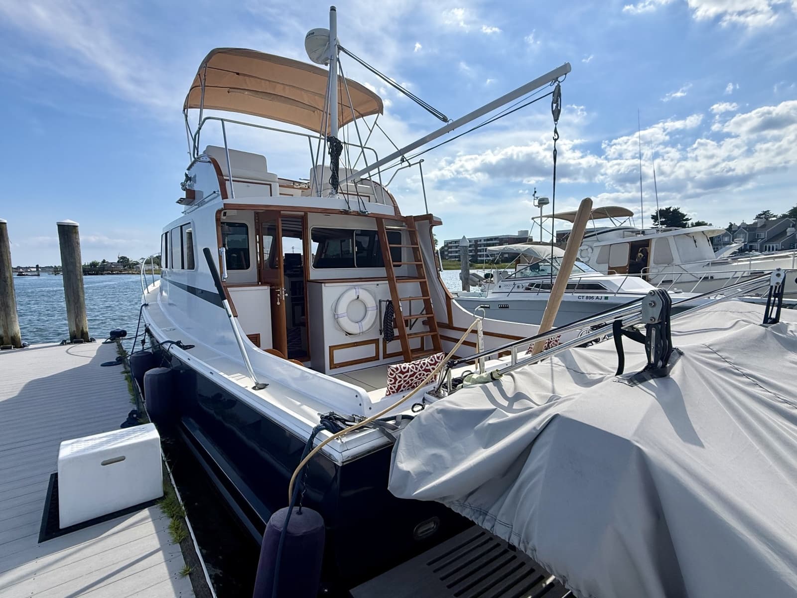 1987 Wilbur Flybridge Cruiser - Photo 12