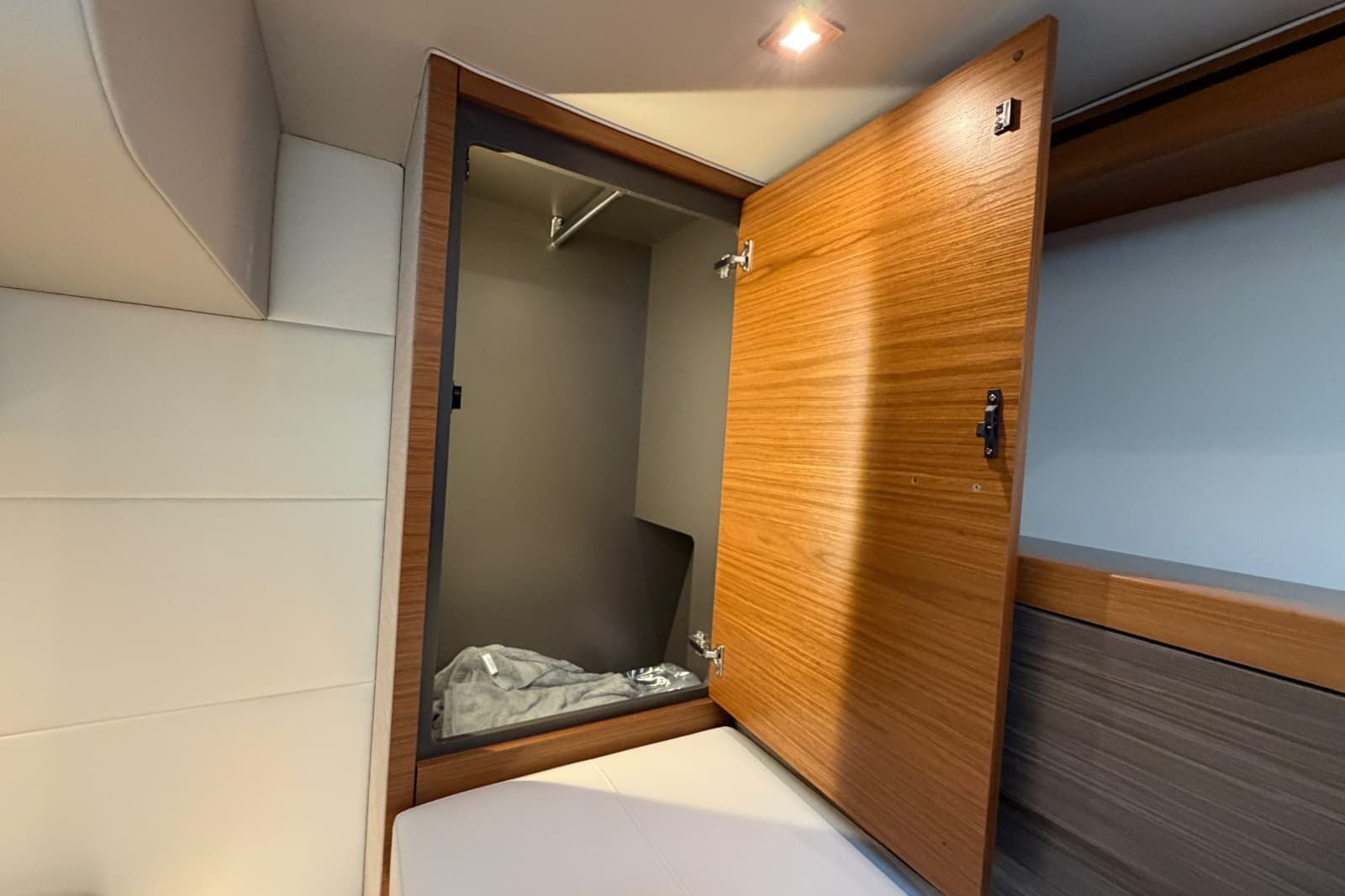 2020 Tiara Yachts C39 Coupe - Photo 39