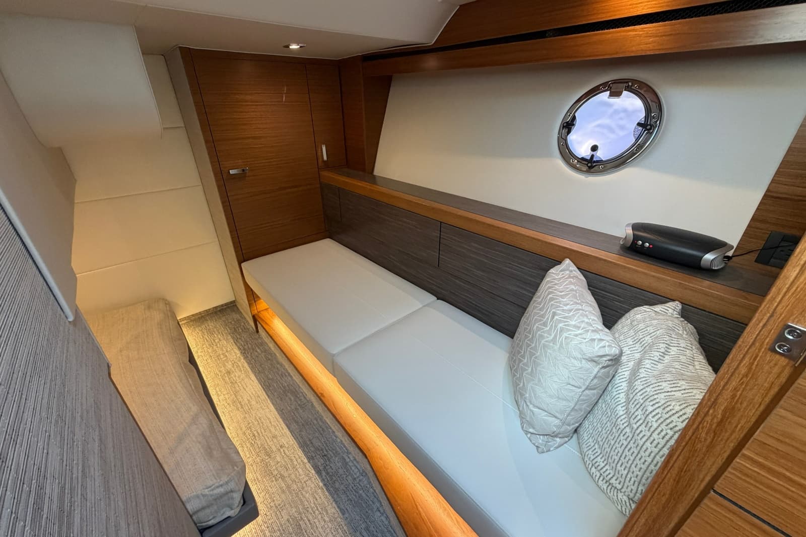2020 Tiara Yachts C39 Coupe - Photo 37