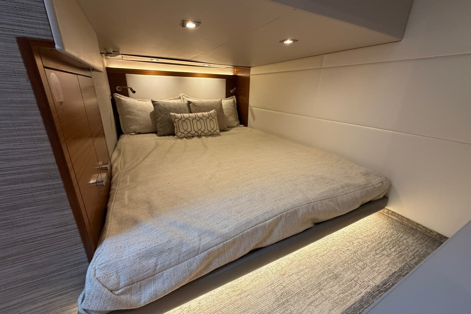 2020 Tiara Yachts C39 Coupe - Photo 38