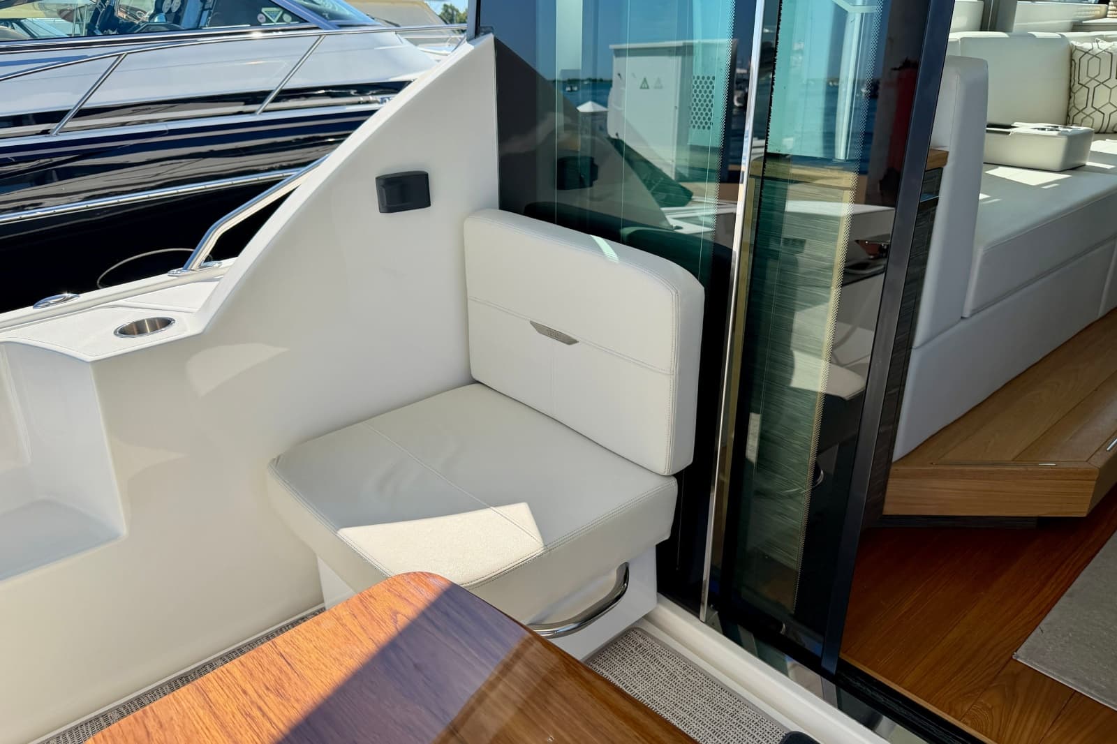 2020 Tiara Yachts C39 Coupe - Photo 8
