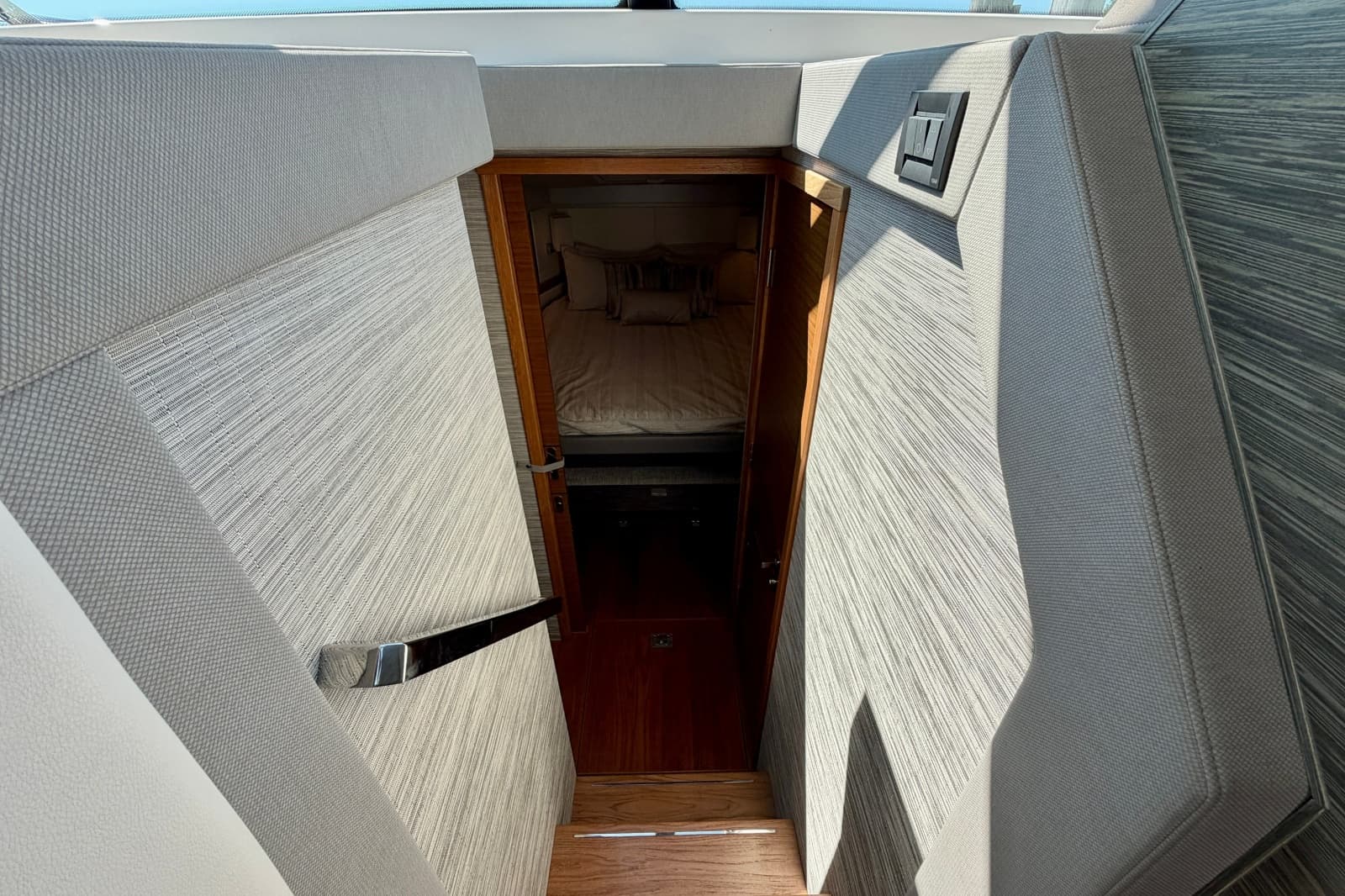2020 Tiara Yachts C39 Coupe - Photo 31