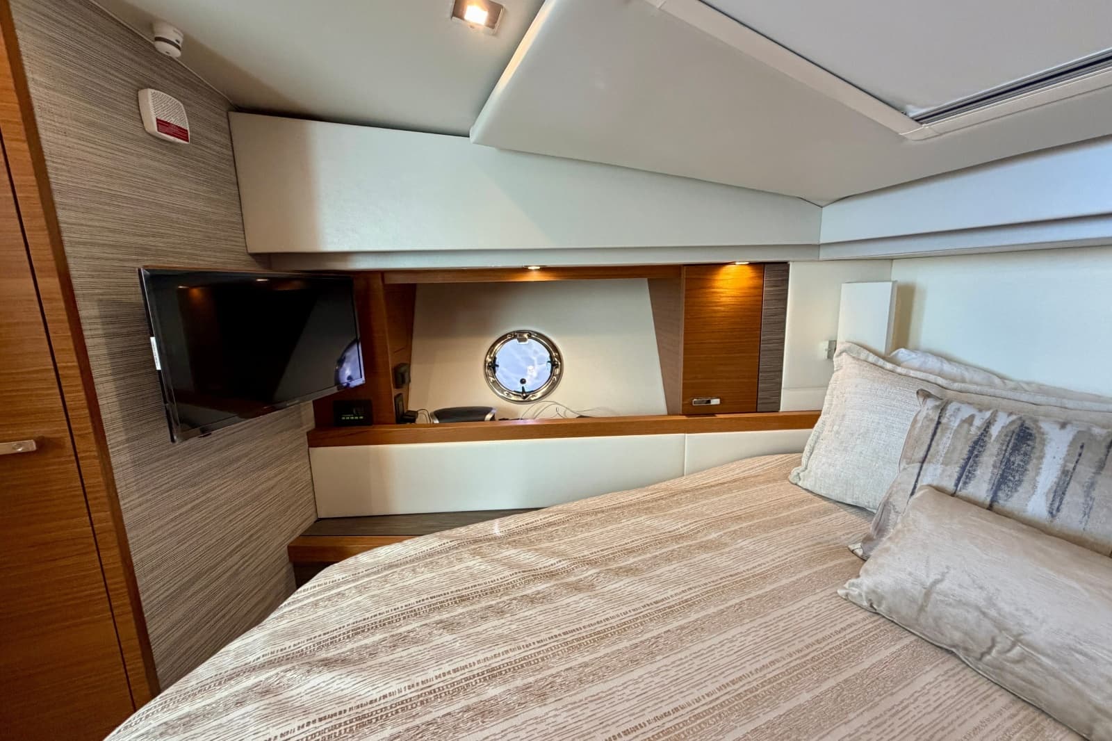 2020 Tiara Yachts C39 Coupe - Photo 34