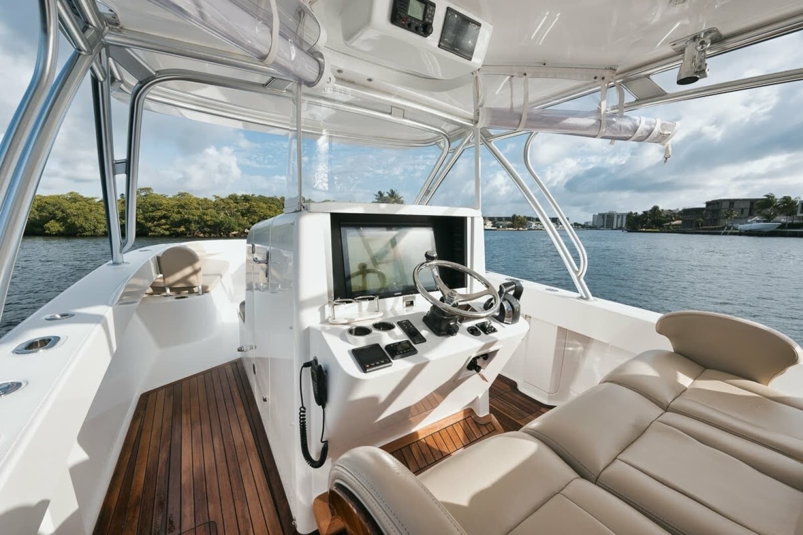 2017 Bahama 37 - Photo 33