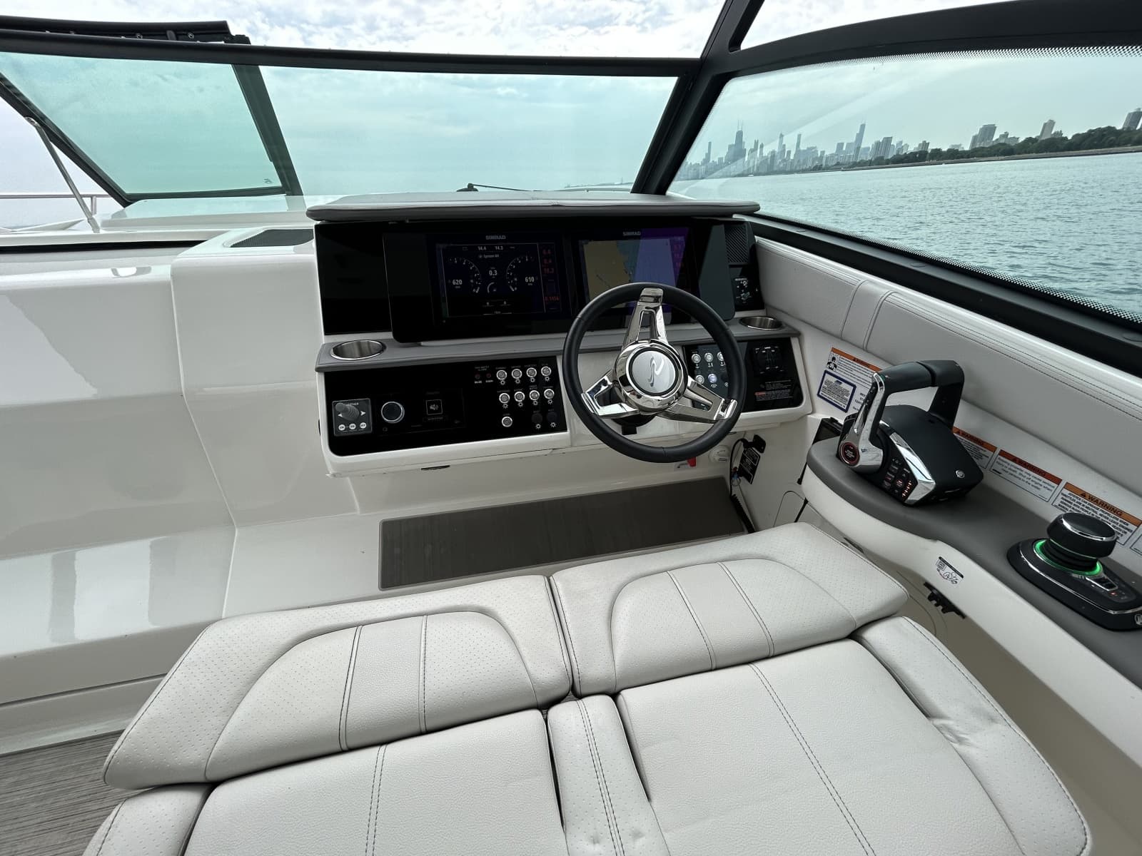 2023 Sea Ray Sundancer 320 - Photo 13