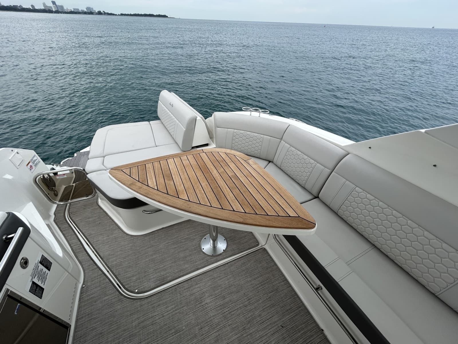 2023 Sea Ray Sundancer 320 - Photo 16