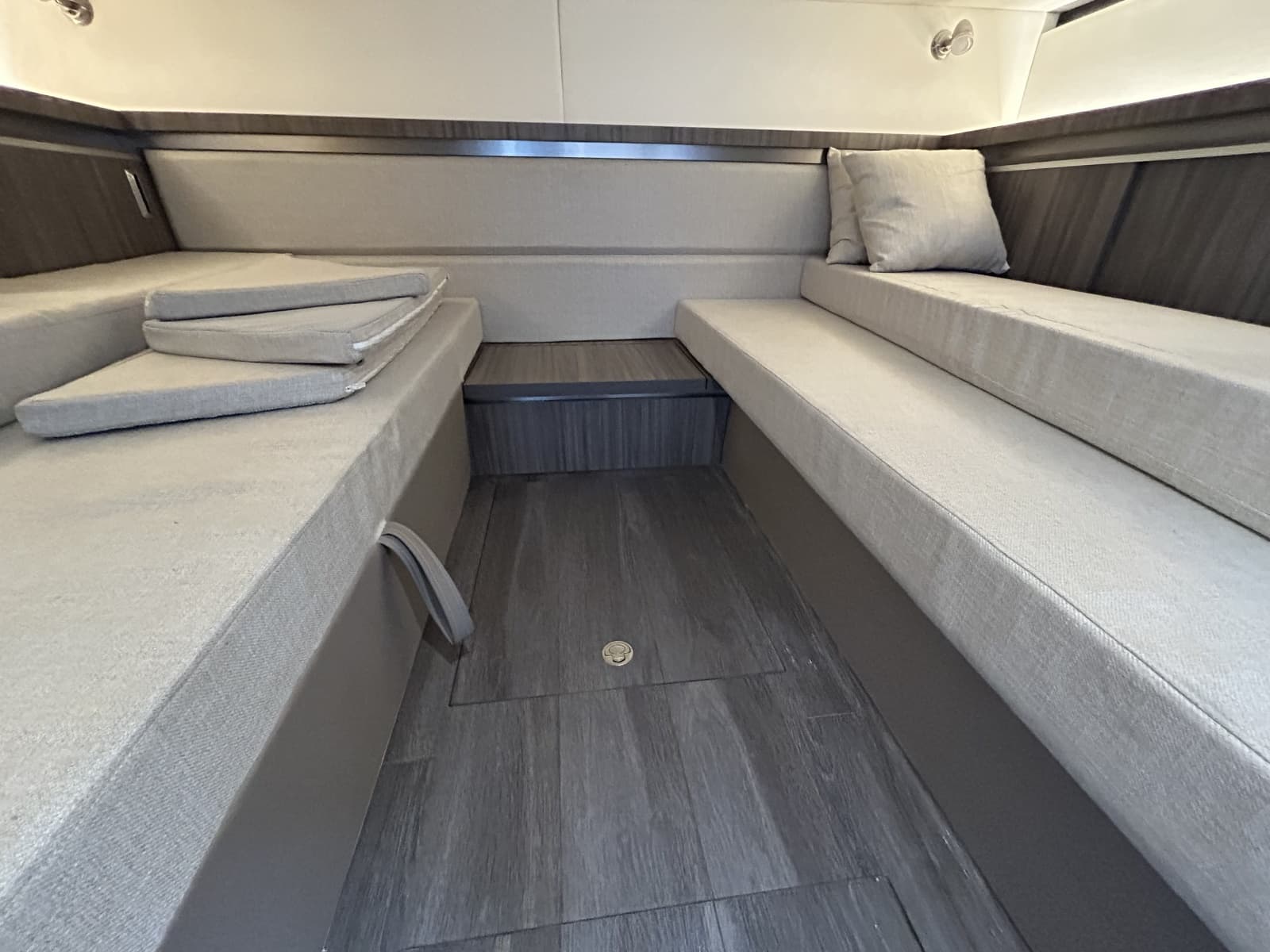 2023 Sea Ray Sundancer 320 - Photo 19