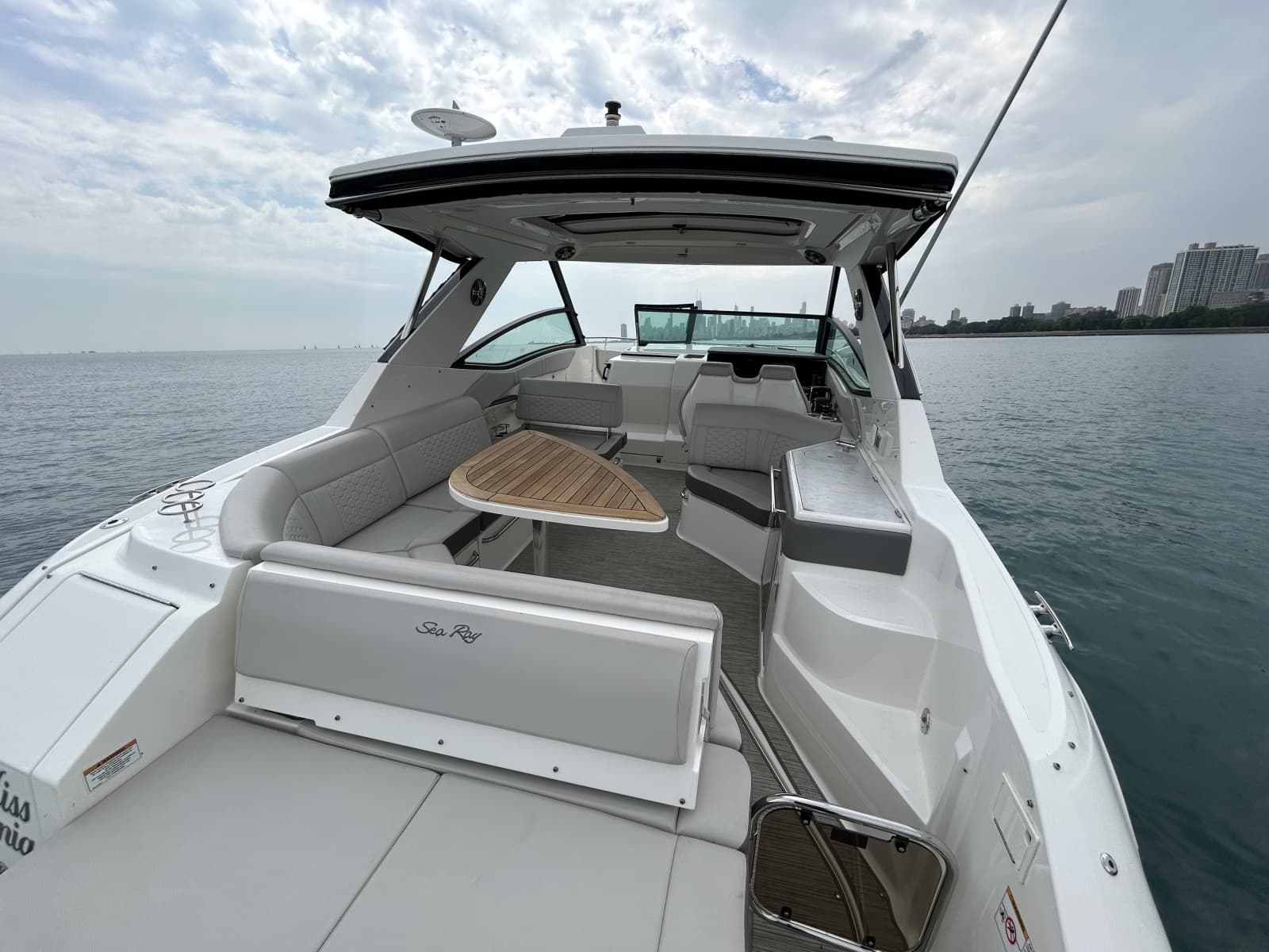 2023 Sea Ray Sundancer 320 - Photo 17