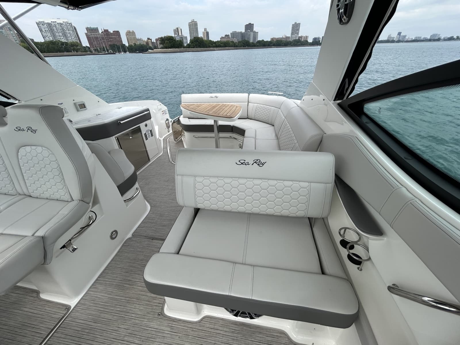 2023 Sea Ray Sundancer 320 - Photo 12
