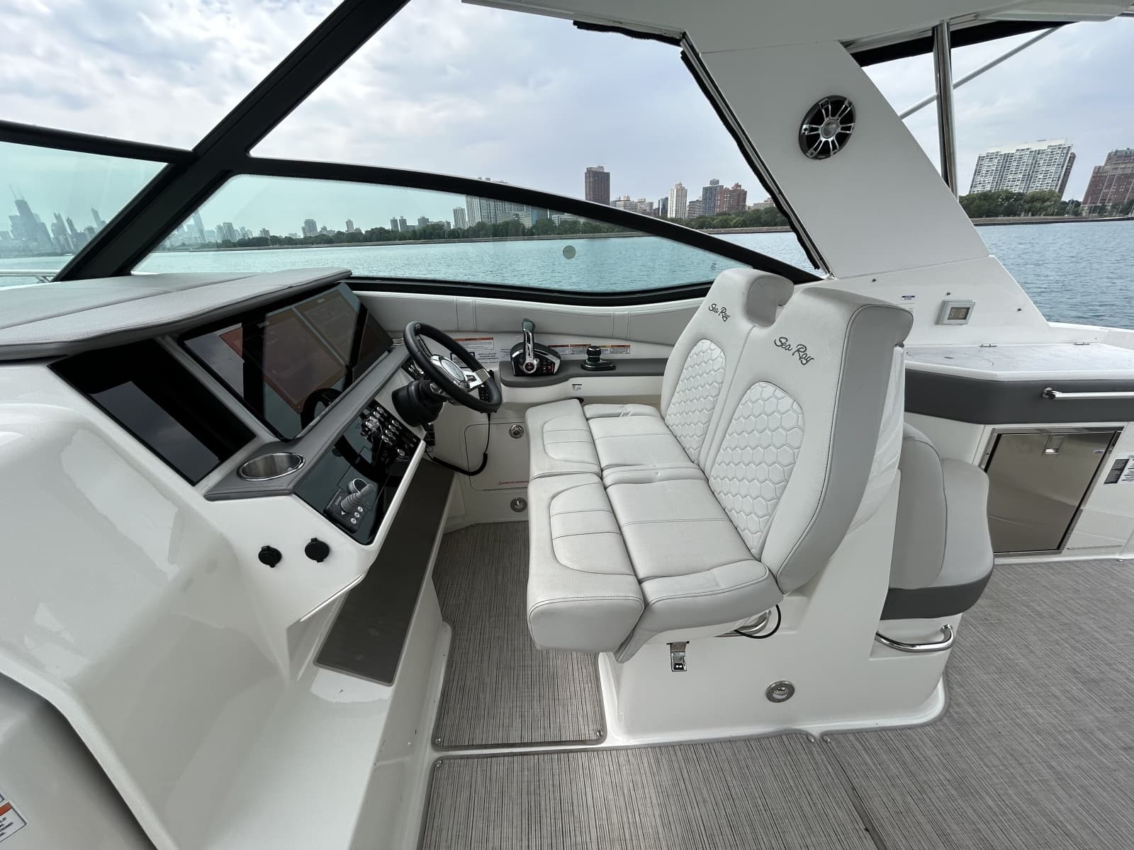 2023 Sea Ray Sundancer 320 - Photo 11