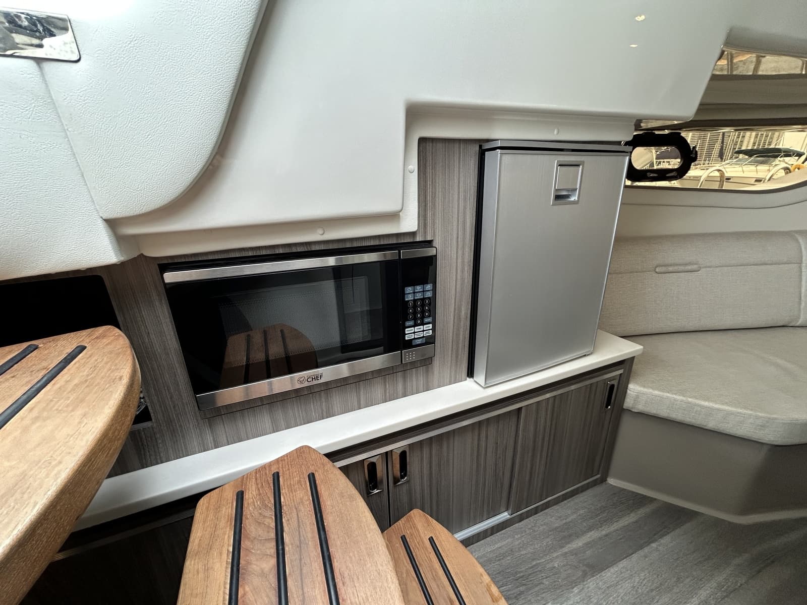 2023 Sea Ray Sundancer 320 - Photo 20