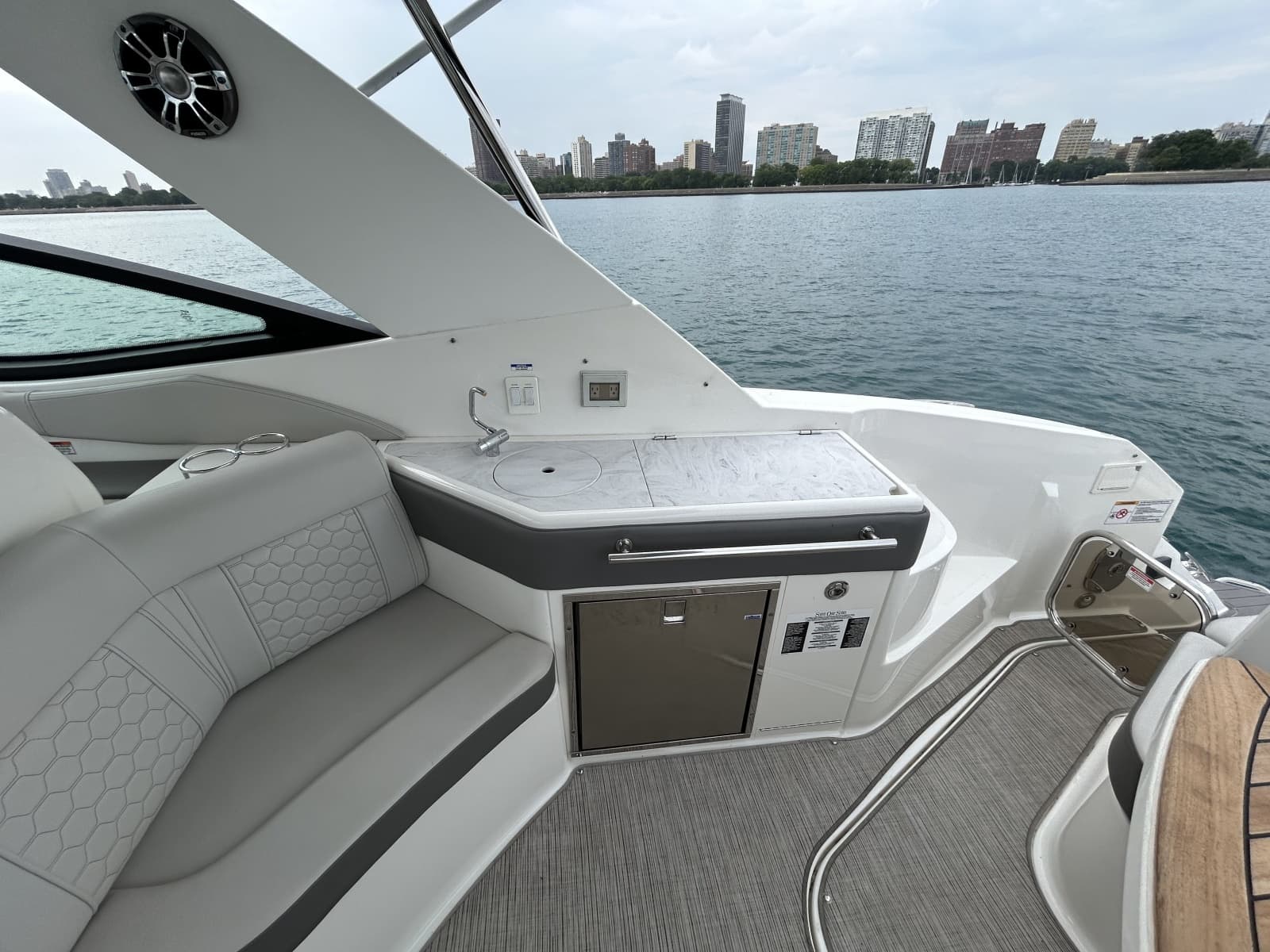 2023 Sea Ray Sundancer 320 - Photo 15