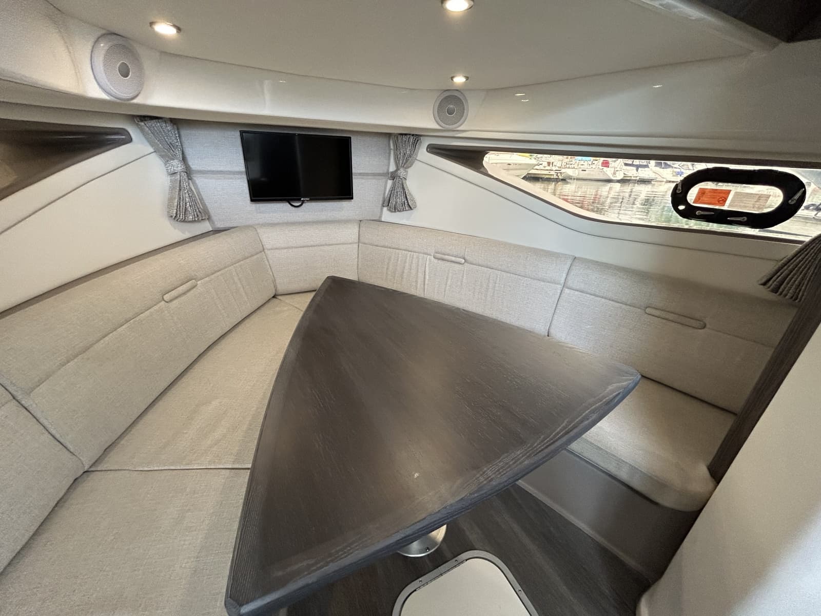2023 Sea Ray Sundancer 320 - Photo 18
