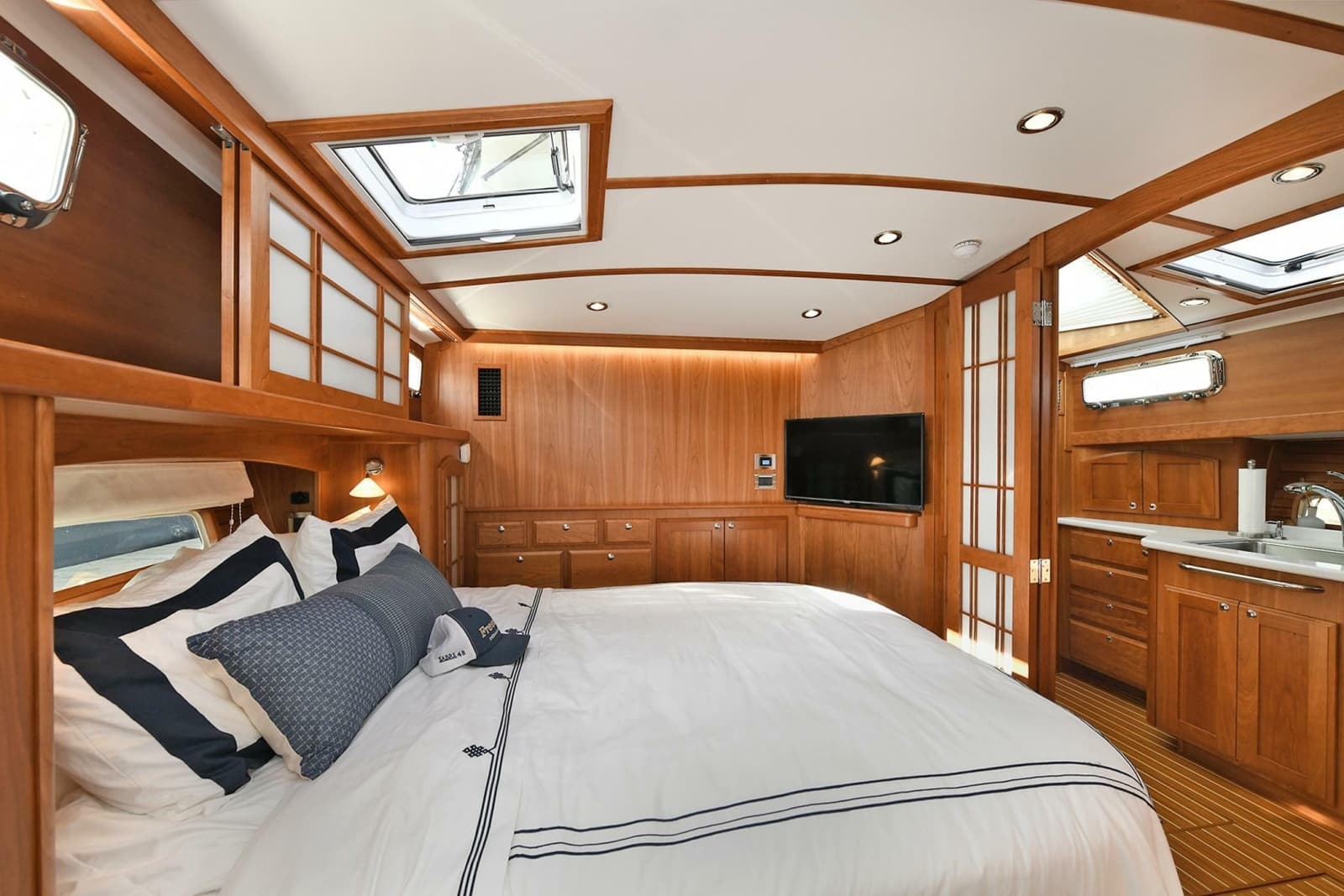 2021 Sabre 48 Salon Express - Photo 98