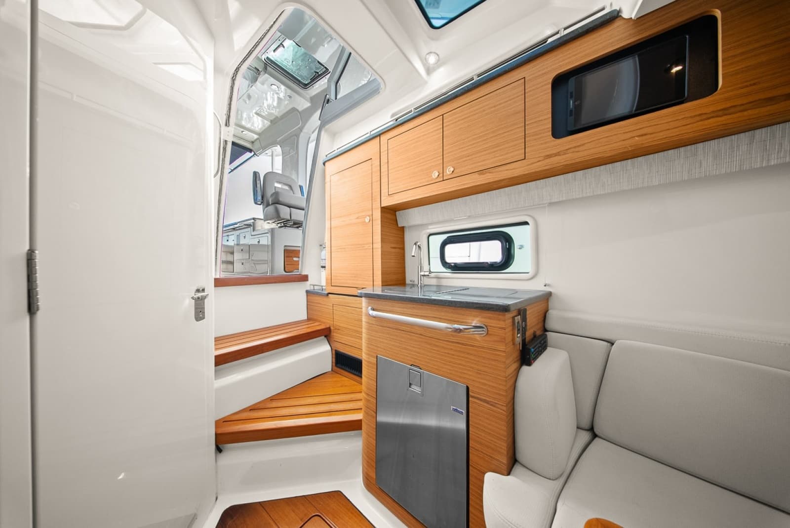 2020 Boston Whaler 380 Realm - Photo 9