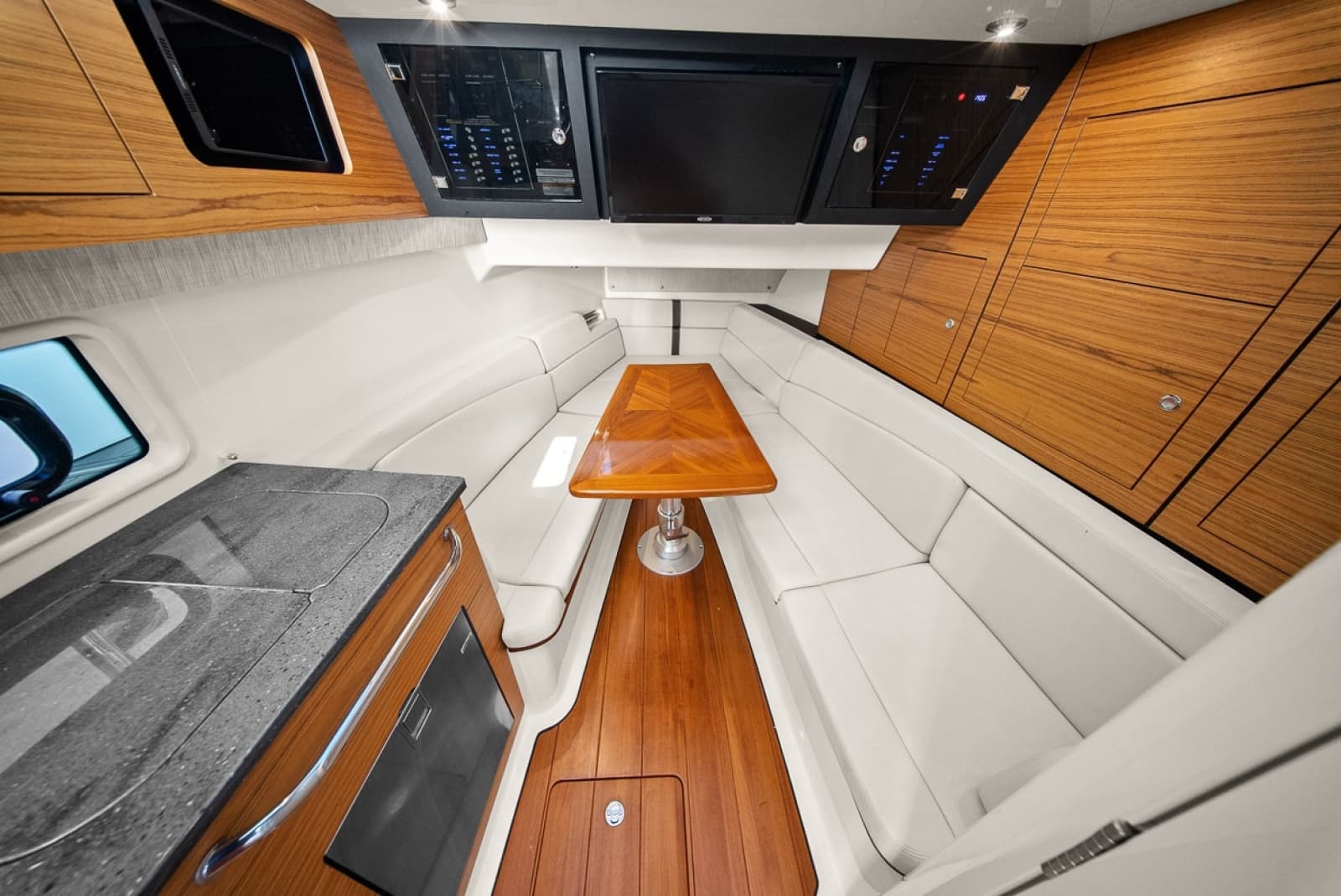 2020 Boston Whaler 380 Realm - Photo 11