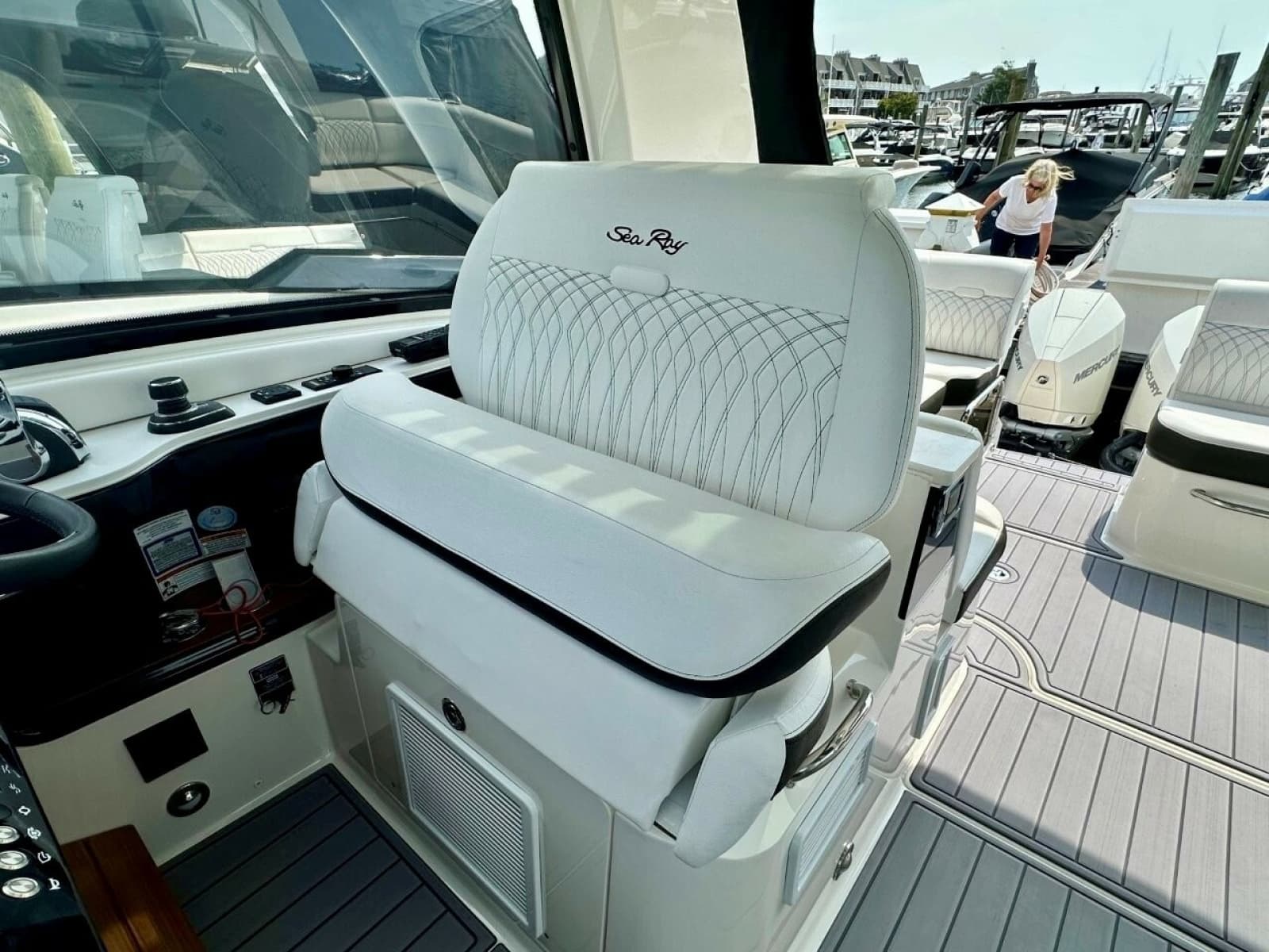 2022 Sea Ray 37 Sundancer 370 OB - Photo 12