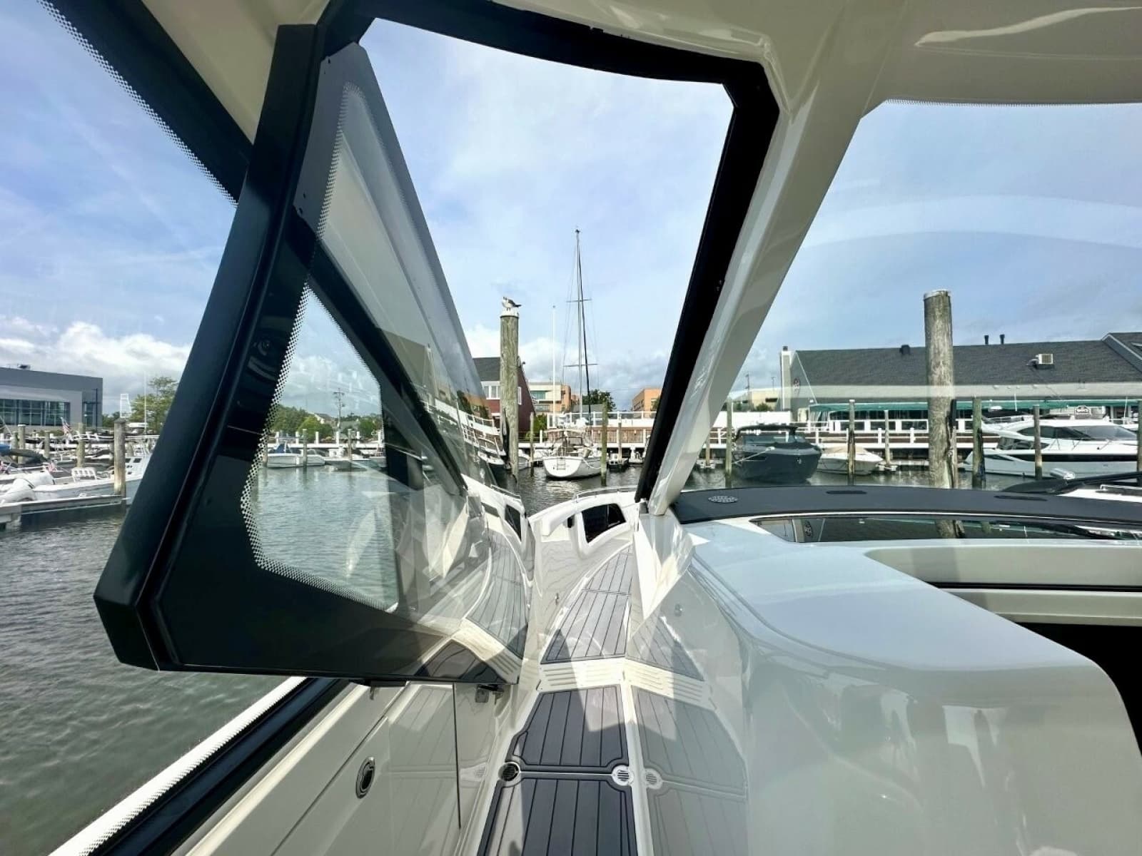 2022 Sea Ray 37 Sundancer 370 OB - Photo 8