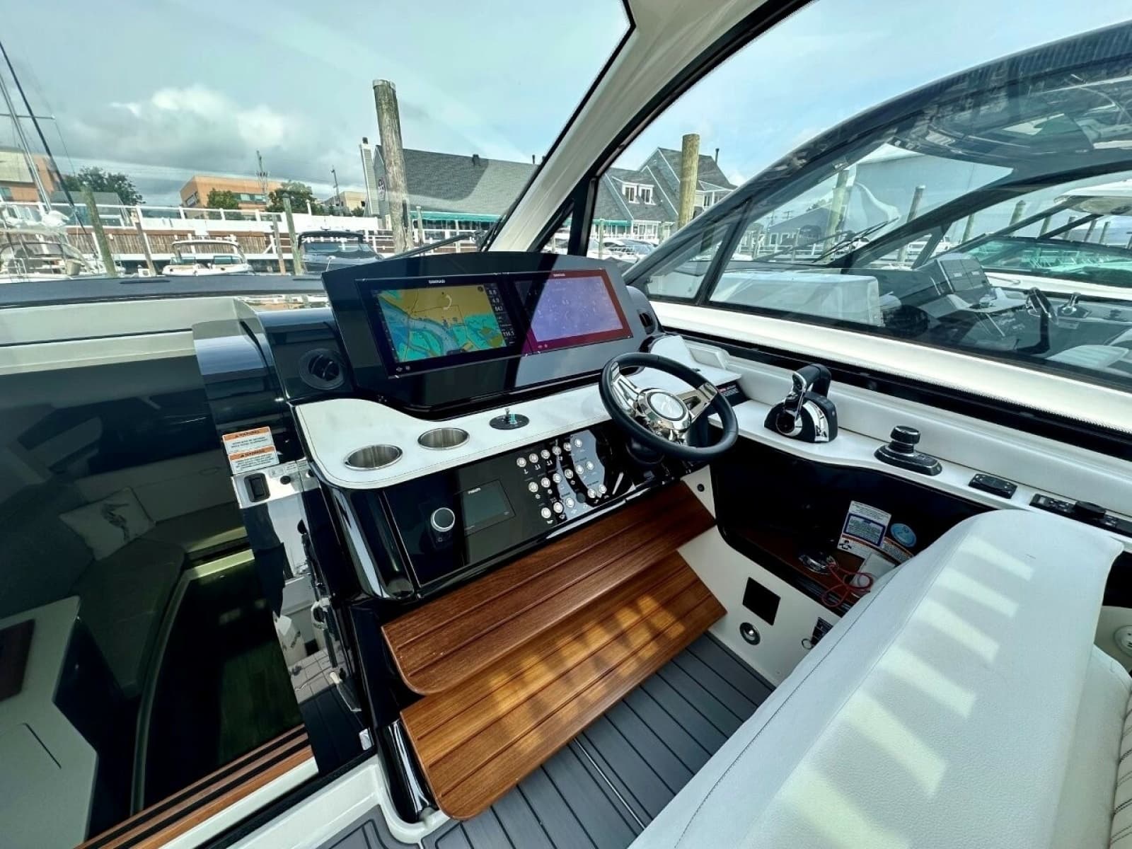 2022 Sea Ray 37 Sundancer 370 OB - Photo 10