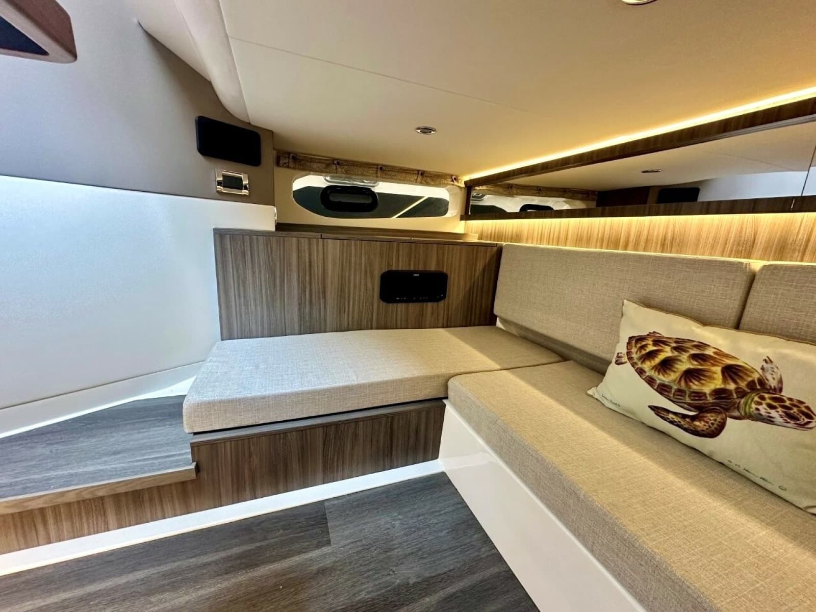 2022 Sea Ray 37 Sundancer 370 OB - Photo 23