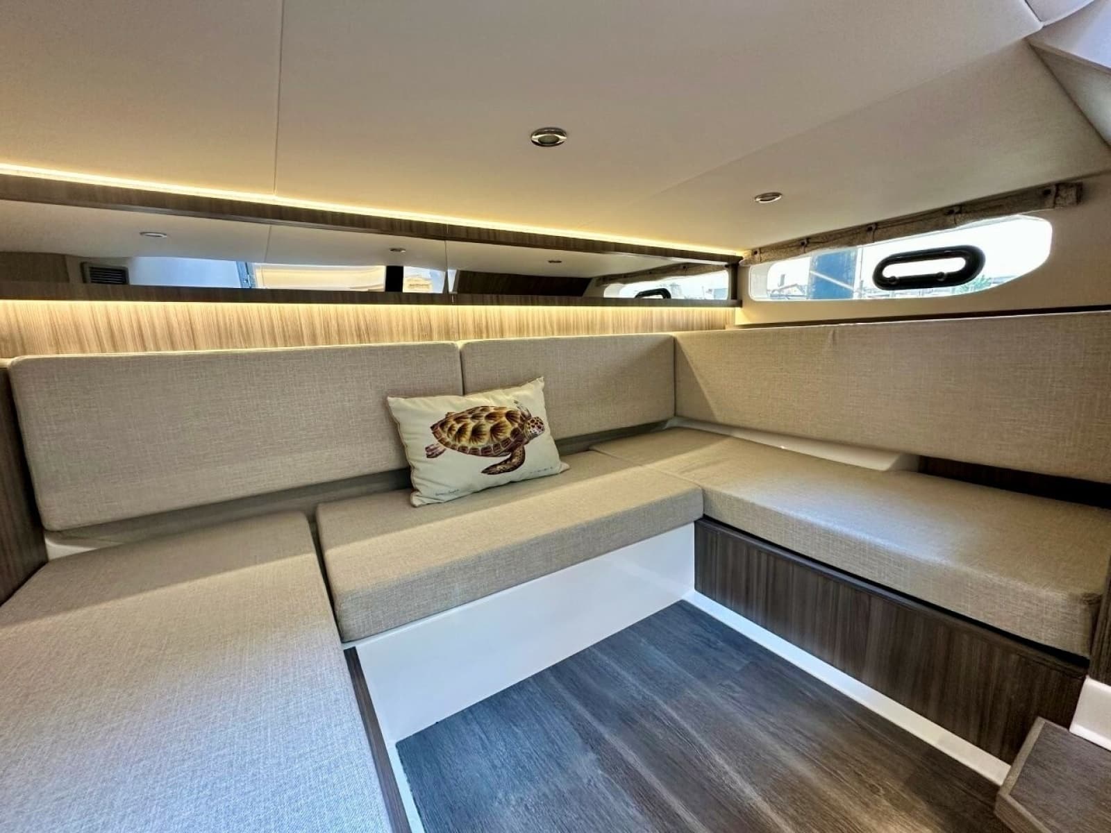 2022 Sea Ray 37 Sundancer 370 OB - Photo 22