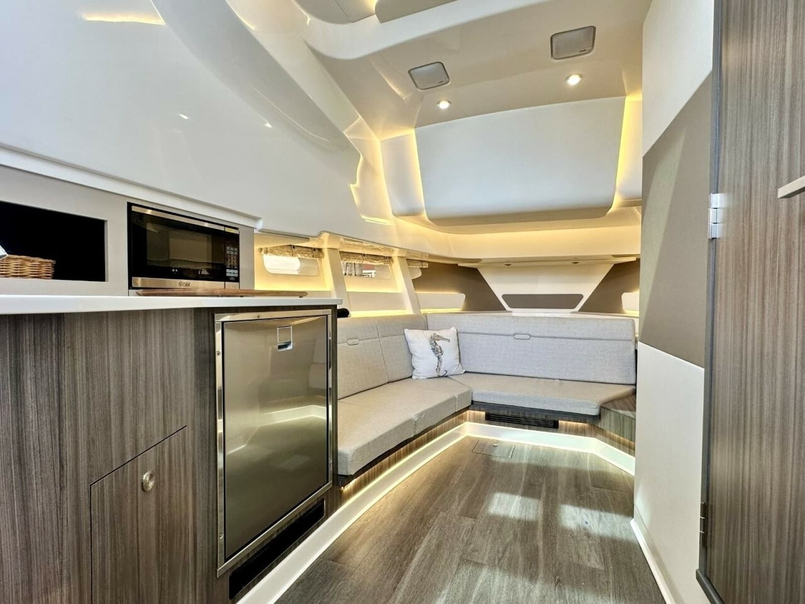 2022 Sea Ray 37 Sundancer 370 OB - Photo 18