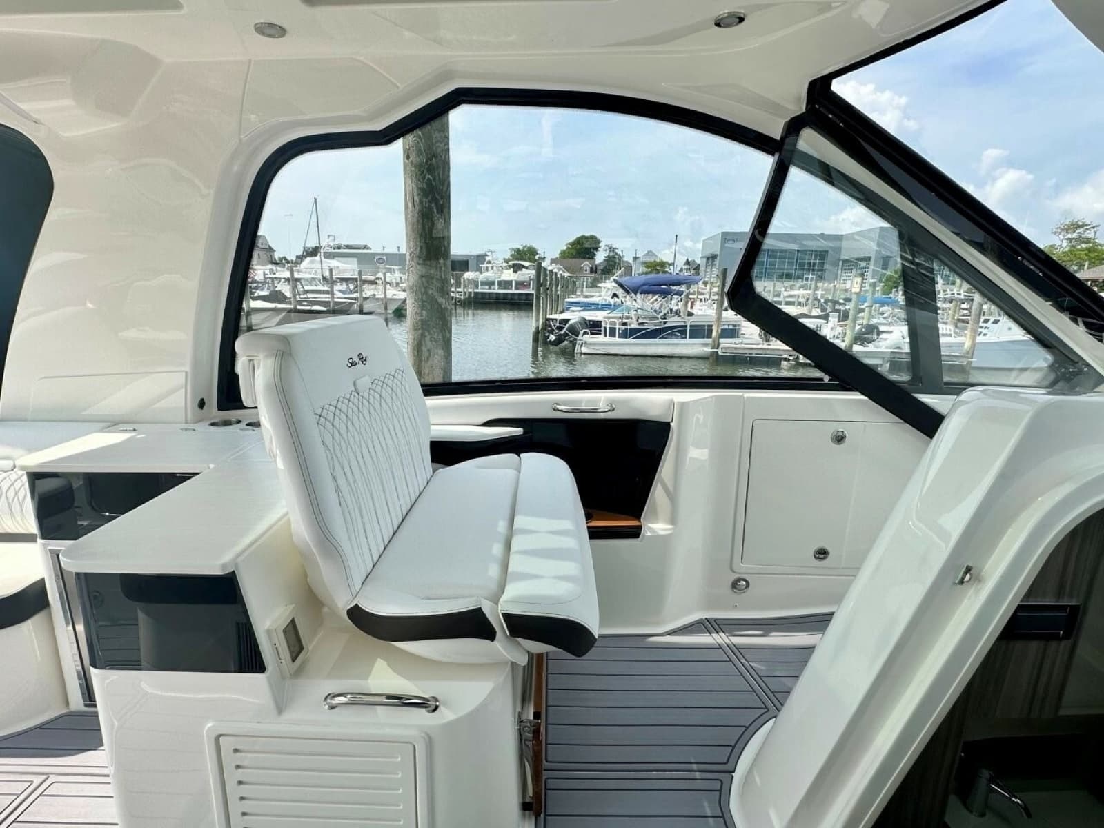 2022 Sea Ray 37 Sundancer 370 OB - Photo 14