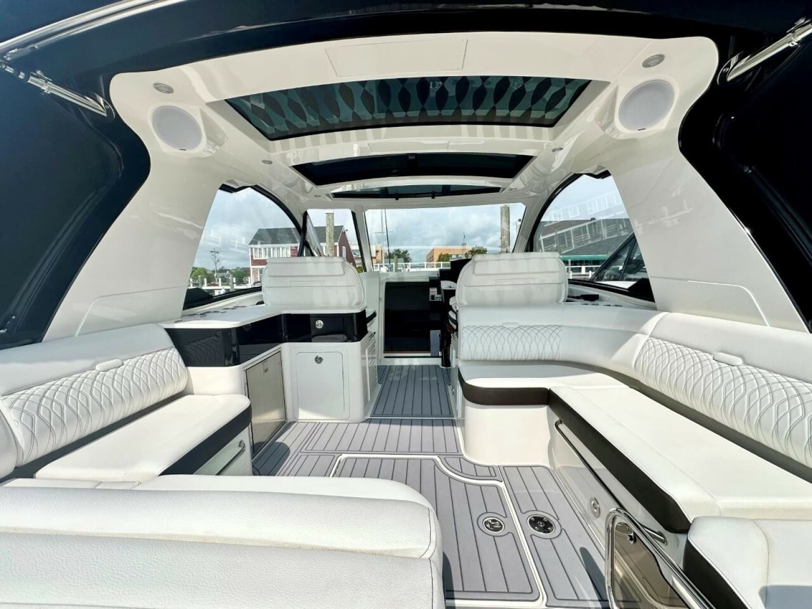 2022 Sea Ray 37 Sundancer 370 OB - Photo 15