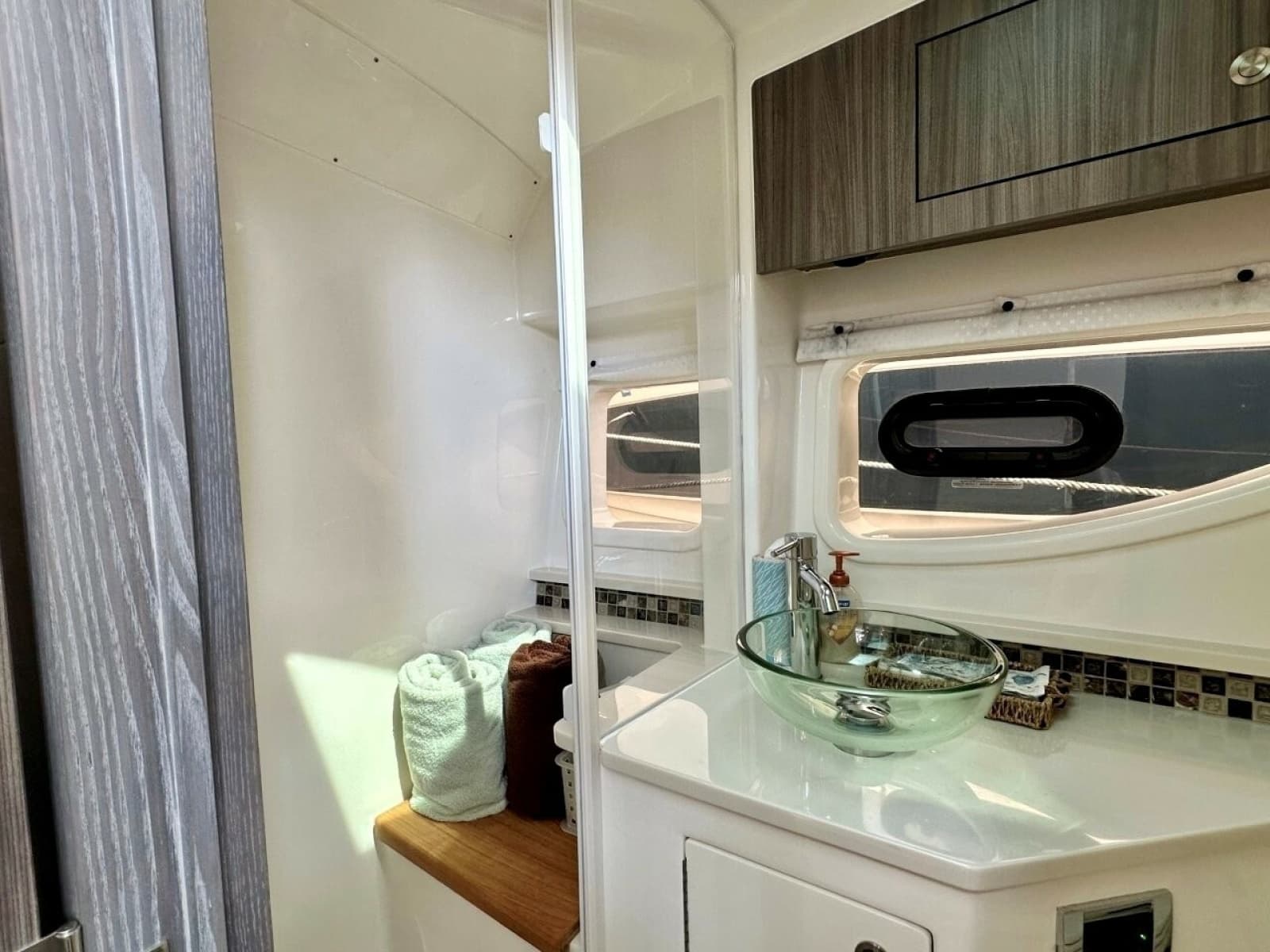 2022 Sea Ray 37 Sundancer 370 OB - Photo 24