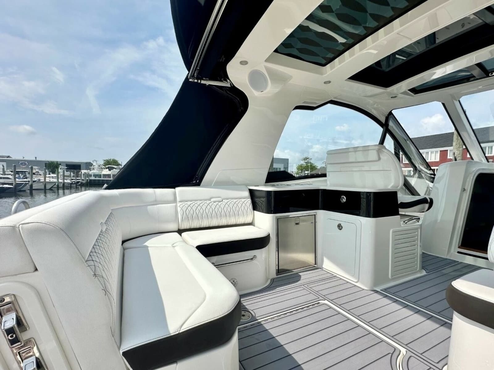2022 Sea Ray 37 Sundancer 370 OB - Photo 16
