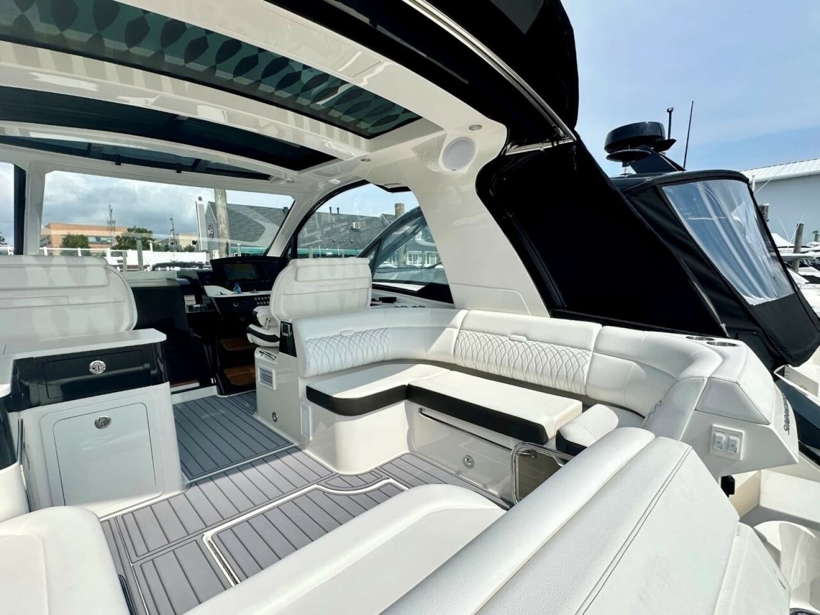 2022 Sea Ray 37 Sundancer 370 OB - Photo 17