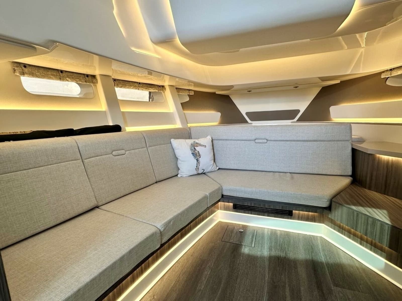 2022 Sea Ray 37 Sundancer 370 OB - Photo 20