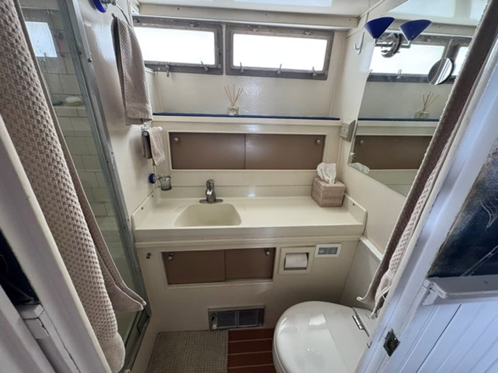 1968 Chris-Craft 47 Commander - Photo 10