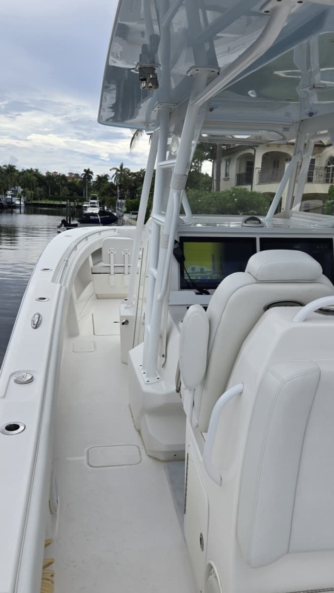 2018 Invincible 39 Open - Photo 23